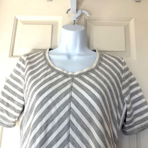 T by Talbots Gray and White Chevron Striped Short Sleeve Shift Dress - Picture 2 of 9